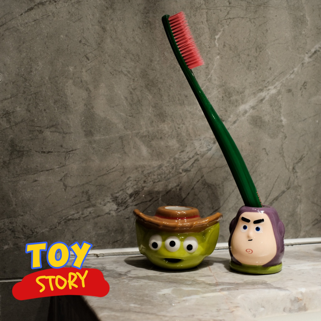 Toy Old Friends Three-Eyed Boy Spaceman Buzz Doll ที่วางแปรงสีฟันที่ใส่ปากกา ที่เก็บของในห้องน้ํา เครื่องประดับตกแต่ง
