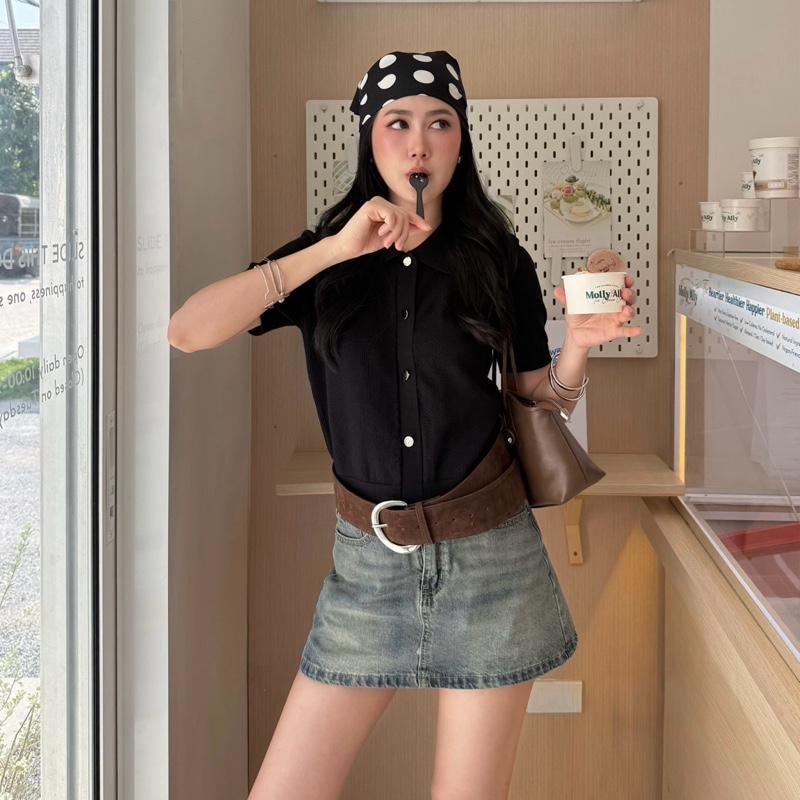 Biscuit Top | เสื้อไหมพรมถอคอปกแขนสั้น ไหมพรมคอปกแขนสั้น แต่งดีเทลกระดุมโลหะ