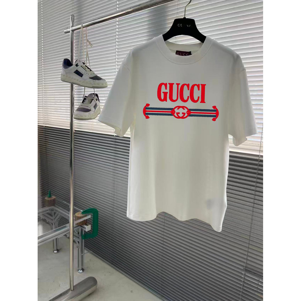 GUCCI/GUCCI/6XL2026 คลาสสิกรอบคอแขนสั้นเสื้อยืดผู้ชายผู้หญิงสไตล์ Slim-fit Creative Casual ตัวอักษรก