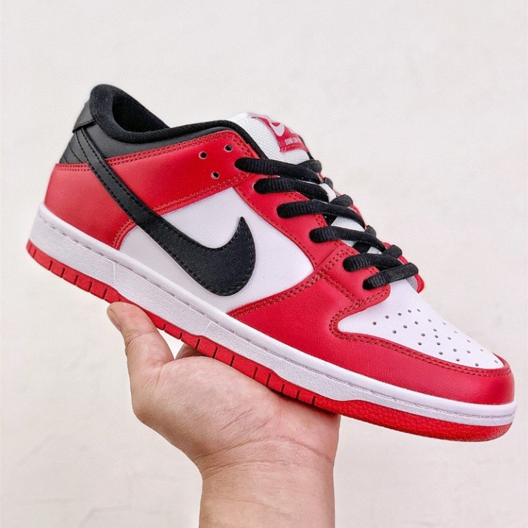 พร้อมส่ง DUNK SB Low Pro "chicago" รองเท้าวิ่งกีฬารองเท้าวิ่งสีดําสีขาวสีแดงBQ6817-600