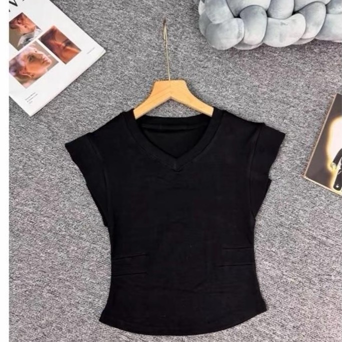 CT9b เสื้อยืดผู้หญิง PHOM กอดคอเต่าแขนกุดเอว