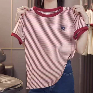 มีสต็อกไทยเสื้อยืดแขนสั้นคอกลมแฟชั่นใหม่ล่าสุดสำหรับฤดูร้อนปี 2026 สำหรับคุณแม่ ดีไซน์ลายทางปักลายสวยงาม ทรงหลวม ใส่แล้ว