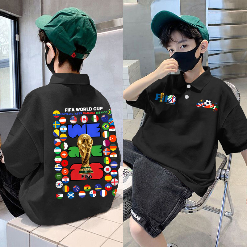 ฟุตบอลโลก 2026 (รูปแบบ 48 ทีม): เสื้อโปโลแขนสั้นสำหรับเด็ก ลายธงชาติ