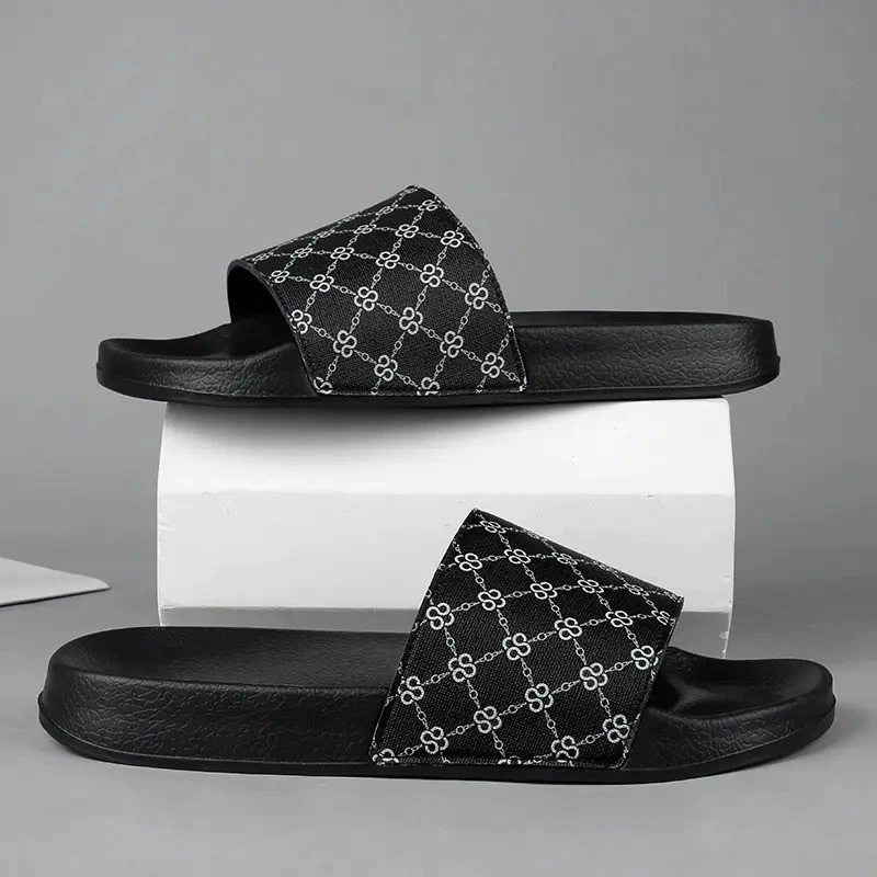 39-45 รองเท้าแตะผู้ชาย แฟชั่น สไตล์ใหม่ รองเท้าแตะกลางแจ้ง เหมาะสําหรับการผ่อนคลายในช่วงฤดูร้อนและกีฬา ระงับกลิ่นกาย พื้นนิ่ม กันลื่น แฟชั่นเกาหลี มีไซส์