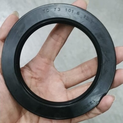 ซีลน้ํามัน 73X101.6X12.7 TC NBR70 สีดํา 2~7/8X4X1/2