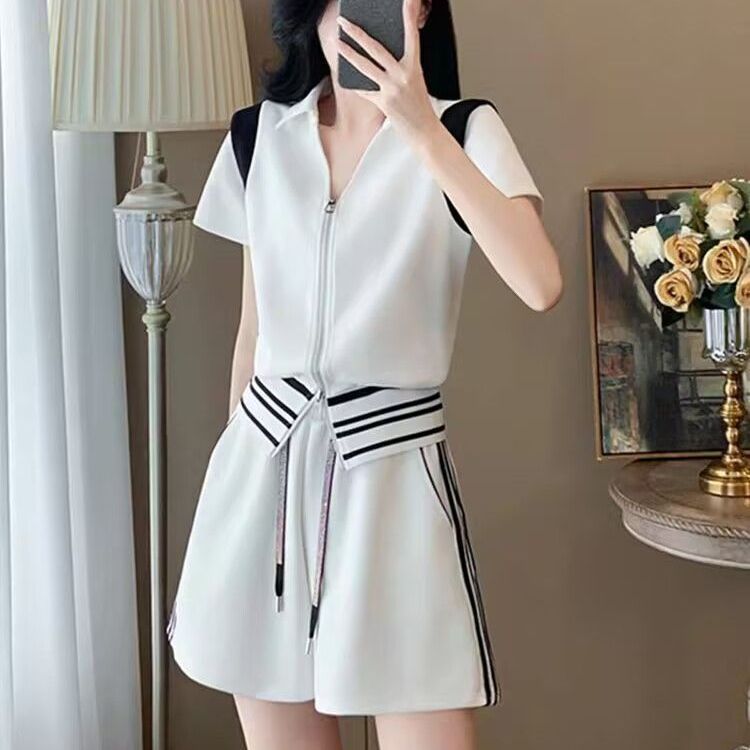 ฤดูร้อน 2026 ใหม่สไตล์ผู้หญิงอารมณ์เรียบง่ายสีดําสีขาวเย็บสบายๆกีฬาซิปด้านบนกางเกงขาสั้นถักชุดสองชิ้น [คลังสินค้าพร้อม]