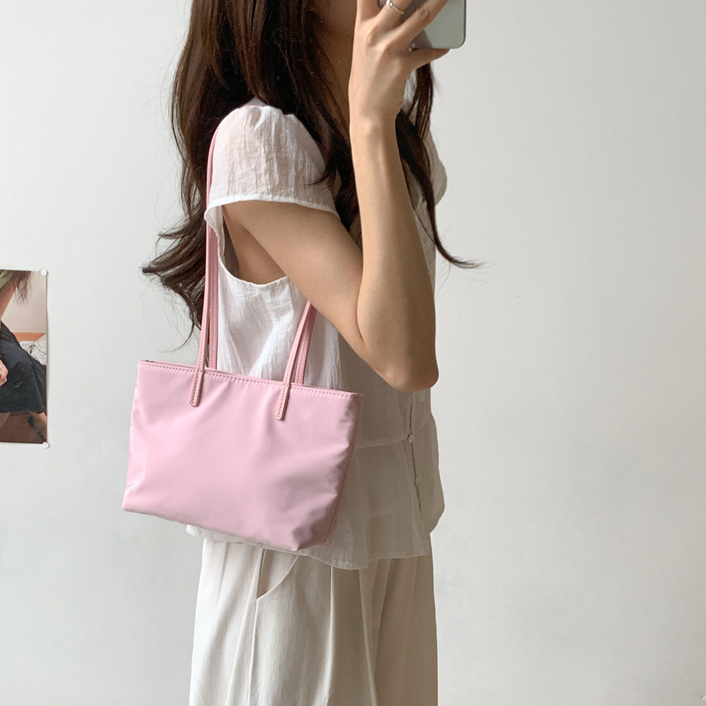 กระเป๋าสะพายข้างผู้หญิงผ้าไนลอนผิวซาติน กระเป๋าโท้ตมินิสีพื้นโทนอ่อนโยนตา เข้ากับทุกชุดสำหรับท่องเที่ยวและไปทำงาน