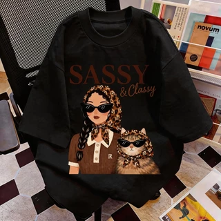 TEE·SHOP🍀เสื้อยืด oversize เสื้อเท่ๆ เกาหลี " ‘Sassy & Classy’ Girl & Cat " ไม่หดตัว พิมพ์ลาย ผ้านิ่มใส่สบาย COD 📦