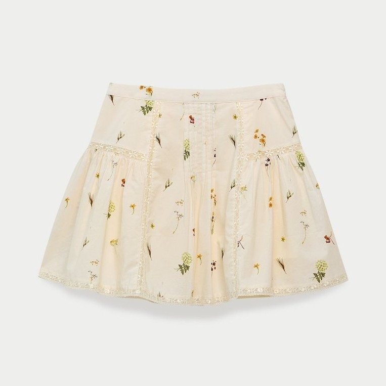 [Pomelo] กระโปรงสั้นทรงบานแต่งขอบลูกไม้ลายดอกไม้ / Floral Lace Trim Flare Mini Skirt