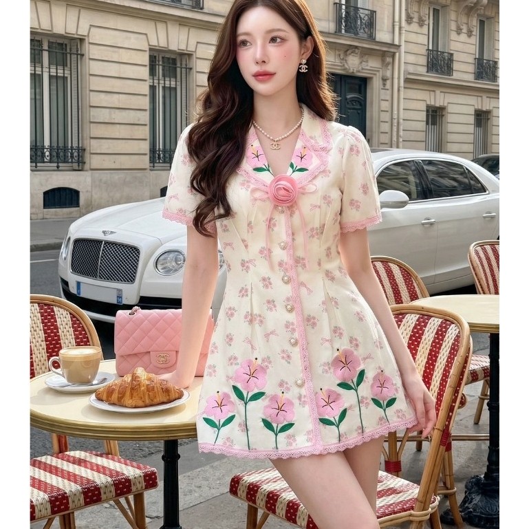 (มี3XL) สีชมพู Yipso Pink Dress เดรสสั้นทรงสูทปกเชิ้ตปักผ้าชีฟองอัดกาวพิมพ์ลายกุหลาบ ปักปลายกระโปรง + เข็มกลัด