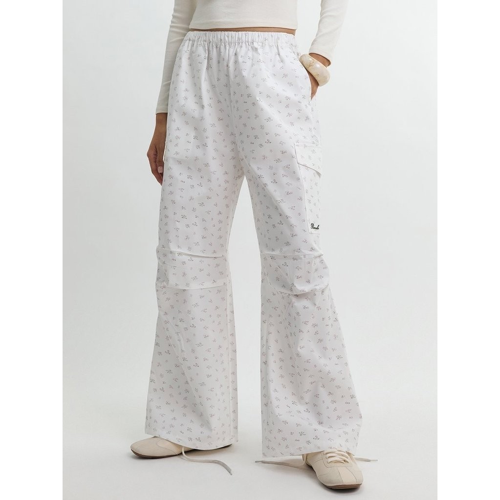 [Pomelo] กางเกงคาร์โก้ขายาวทรงกว้าง ลายดอกไม้ สีขาว / Floral Wide Leg Cargo Pants