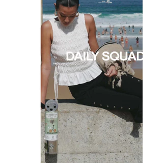 DAILY SQUAD Eclair Top ดีเทลสม็อคช่วยให้ตัวเสื้อกระชับเข้ากับรูปร่างอย่างเป็นธรรมชาติ พร้อมสายผูกด้านข้างเพิ่ม movement