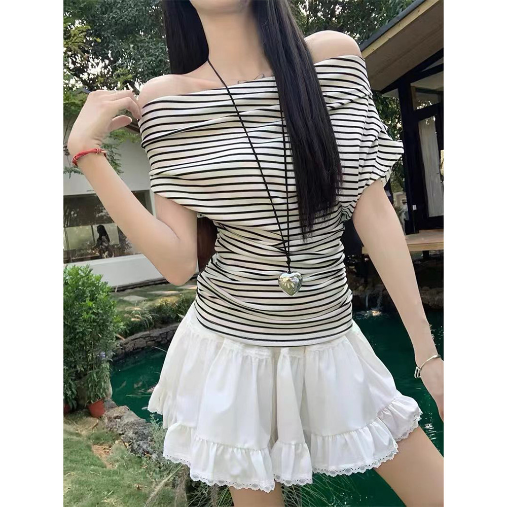 <Moss Queen> เสื้อยืดเปิดไหล่ลายทางสีดําสไตล์อเมริกันฤดูร้อนเสื้อแขนสั้นทรงเข้ารูป