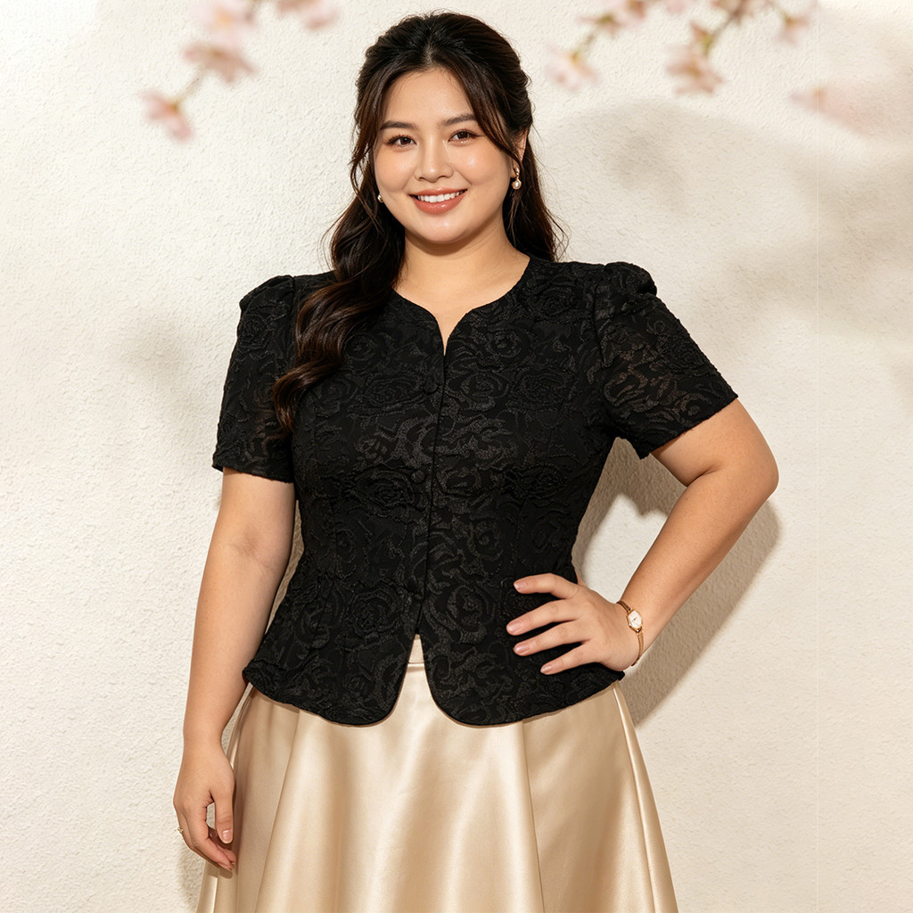 Amyenjoylife Plus-ขนาดโมเดิร์น สไตล์โมเดิร์นฤดูร้อน   เหมาะสําหรับ Workwear Elegant Hollow Lace Ruffle AP5CC116