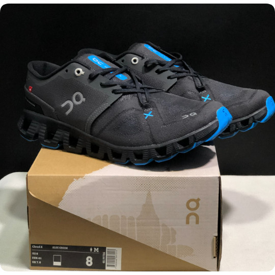 On Cloud X 3 ผ้ารอบ Toe สบายผู้ชายผู้หญิงรองเท้าฝึกอบรม Low-Top SV9Y