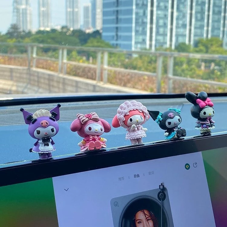SANRIO อุปกรณ์ตกแต่งภายในรถยนต์แม่มด คุโรมิ ตกแต่งแผงหน้าปัดรถยนต์ อุปกรณ์ตกแต่งภายในรถยนต์อินเทรนด์ ซานริโอ สําหรับผู้หญิง