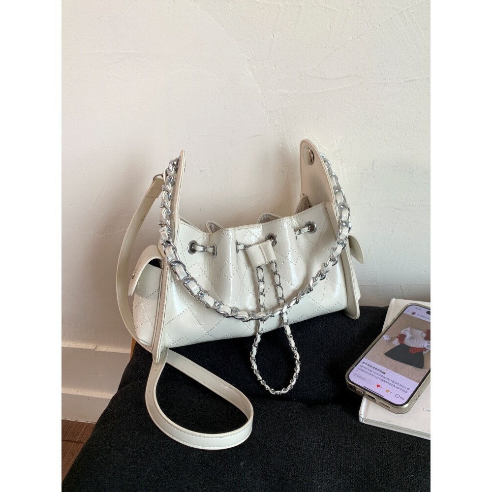 [สินค้าของแท้] Original ins มูลค่าสูง 2025 สไตล์ใหม่เพชรโซ่ Drawstring กระเป๋าใต้วงแขนหญิง Influence