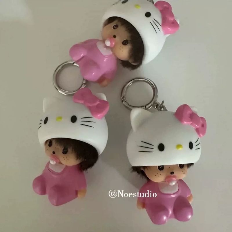 monchichi พวงกุญแจ ม่อนชิชิเบบี้ ตุ๊กตาม่อนชิชิ monchichi x sanrio hello kitty Keychain monchhichi b