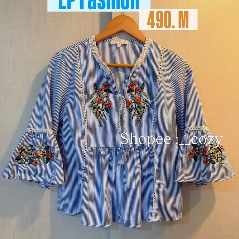EP Fashion (2nd) : M Top เสื้อแขนศอก ลายทางสีขาวฟ้า ปักฉลุแต่งลูกไม้ โทนฟ้า