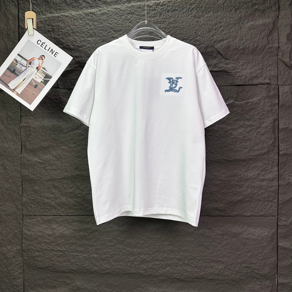 LOUIS VUITTON/LV/2026 เสื้อยืดแขนสั้นคอกลมสไตล์คู่ผู้ชายทุกการแข่งขันรอบคอพิมพ์ตัวอักษร Basic Contra