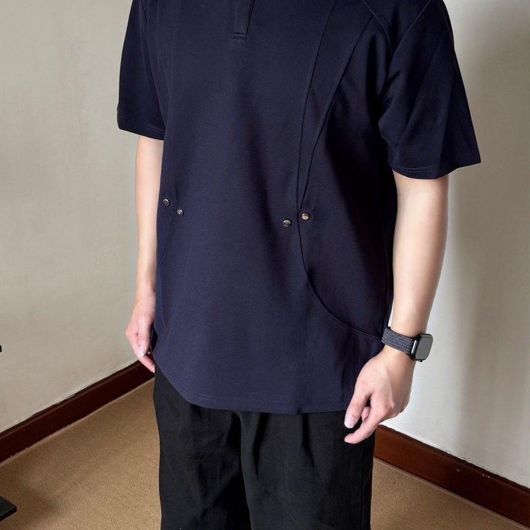 American Style Rivet เสื้อยืดผู้ชายฤดูร้อนการออกแบบ Sense Destruction ด้านหน้าไหล่แขนสั้น High-End S
