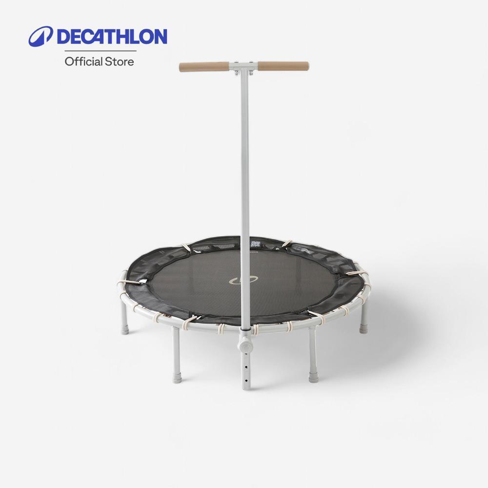Decathlon Fitness Trampoline แทรมโพลีนสำหรับคาร์ดิโอมีบาร์จับและพับขาได้ รุ่น Fit Trampo 500 - Black/White