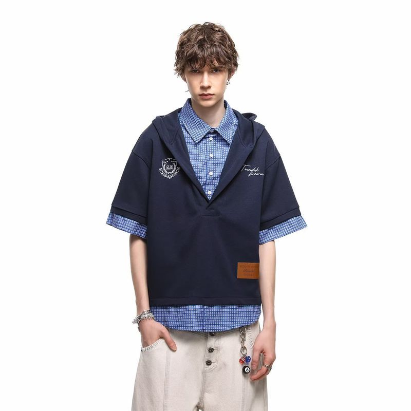 SUIKONE ซุยโคเนะ เสื้อยืดมีฮู้ดผู้ชายแขนสั้นอเมริกันย้อนยุควิทยาลัยสไตล์ปลอมสองชิ้นเป็นกลาง — صورة 7