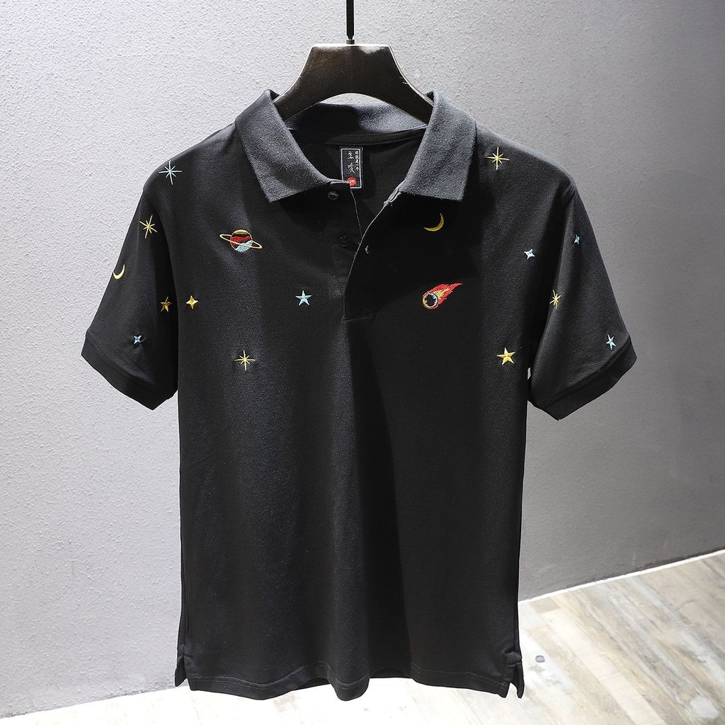 เสื้อโปโลผู้ชายแขนสั้นสไตล์สตรีทแวร์ปักลายดอกไม้ สำหรับสวมใส่ในวันสบายๆ