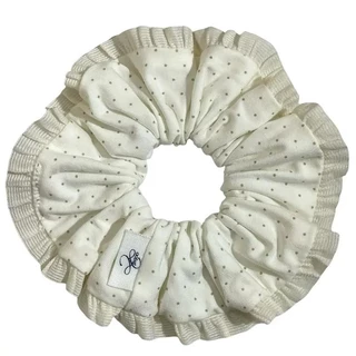 Jinjoo ยางรัดผม Polka Pleat Scrunchie ผ้าแต่งขอบ ลายจุด สีครีม ขนาด 15 cm. เหมาะกับความหนาของเส้นผม