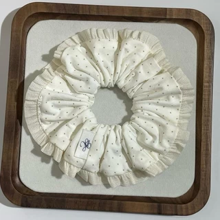 Jinjoo ยางรัดผม Polka Pleat Scrunchie ผ้าแต่งขอบ ลายจุด สีครีม ขนาด 15 cm. เหมาะกับความหนาของเส้นผม