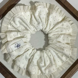 Jinjoo ยางรัดผม Polka Pleat Scrunchie ผ้าแต่งขอบ ลายจุด สีครีม ขนาด 15 cm. เหมาะกับความหนาของเส้นผม