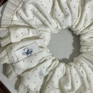 Jinjoo ยางรัดผม Polka Pleat Scrunchie ผ้าแต่งขอบ ลายจุด สีครีม ขนาด 15 cm. เหมาะกับความหนาของเส้นผม