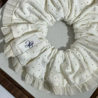 Jinjoo ยางรัดผม Polka Pleat Scrunchie ผ้าแต่งขอบ ลายจุด สีครีม ขนาด 15 cm. เหมาะกับความหนาของเส้นผม