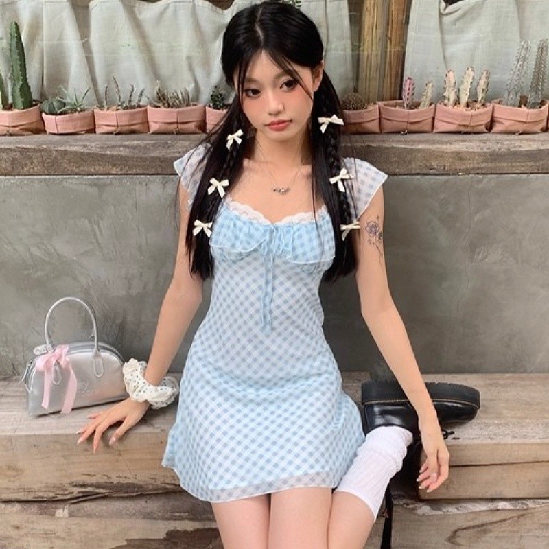 เดรสสายเดี่ยวสั้น มีซับด้านใน เนื้อผ้าชีฟองลื่น ใส่สบาย ลวดลายตาราง ดีเทลคอแต่งลูกไม้ผูกโบว์​ น่ารักมาก สายปรับได้