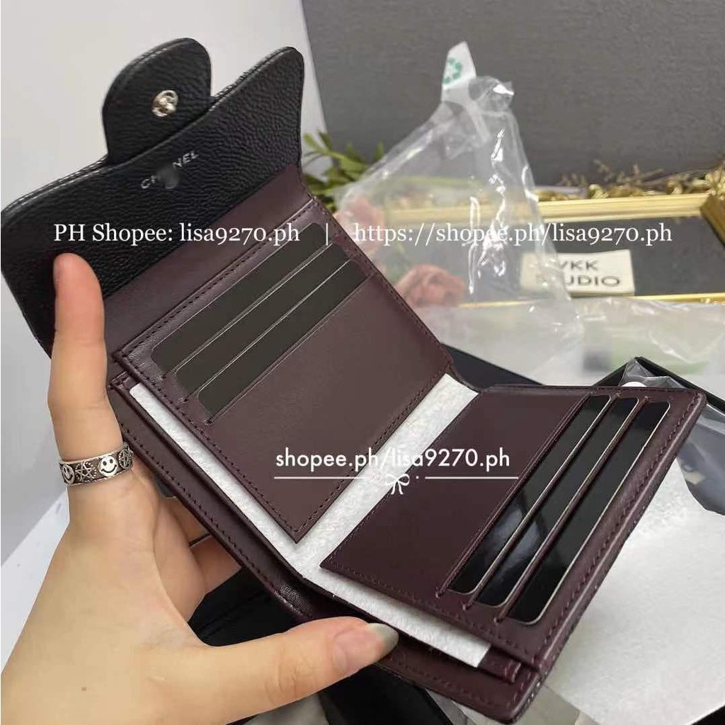 @vkk_studio | CF กระเป๋าสตางค์ คาเวียร์สีเงินเข็มกลัดเม็ดหนังวัวพลิกบัตรกระเป๋าสีดำสำหรับผู้หญิงของขวัญ