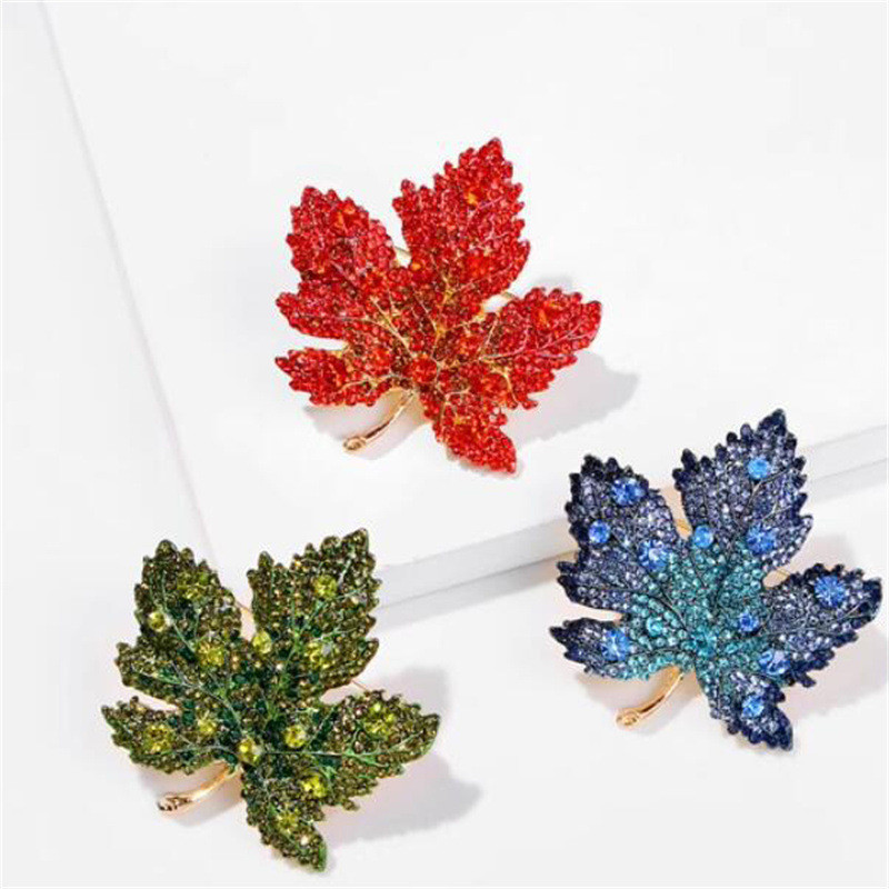 Diamond-Studded Maple Leaf เข็มกลัดสีแดง Maple Leaf Coat เข็มกลัดออกแบบ Retro Anti-glare Leaf Pin