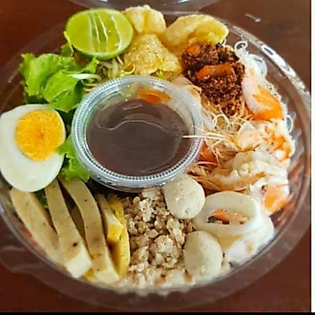 กล่องพลาสติกใส (เบอร์ R5 ) ไม่ล๊อก ขนาด กว้าง 18 ชม.× ยาว 18 ชม. ×สูง 7.4 ซม.  ใส่อาหารดูน่ารัปประทาน แพคละ50ใบ