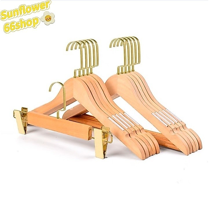 Sunflower66 ไม้แขวนเสื้อไม้ ไม้เคลือบเงา ตะขอสีทอง 38cm