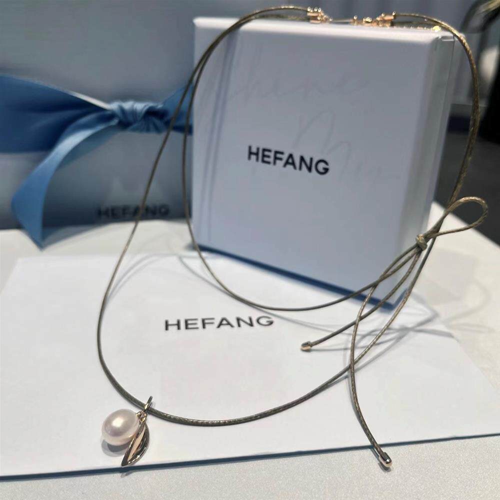 [พร้อมกล่อง] HEFANG HEFANG Zhang Yaqin เดียวกันสไตล์ Olive Pearl สายคล้องสร้อยคอมุกน้ําจืด Clavicle 