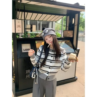 PUDDING พร้อมส่ง เสื้อแขนยาว คาร์ดิแกนไหมพรม คอกลม ดีเทลแต่งลายทางสีพื้นผ้านุ่มนิ่มๆ-W-K086