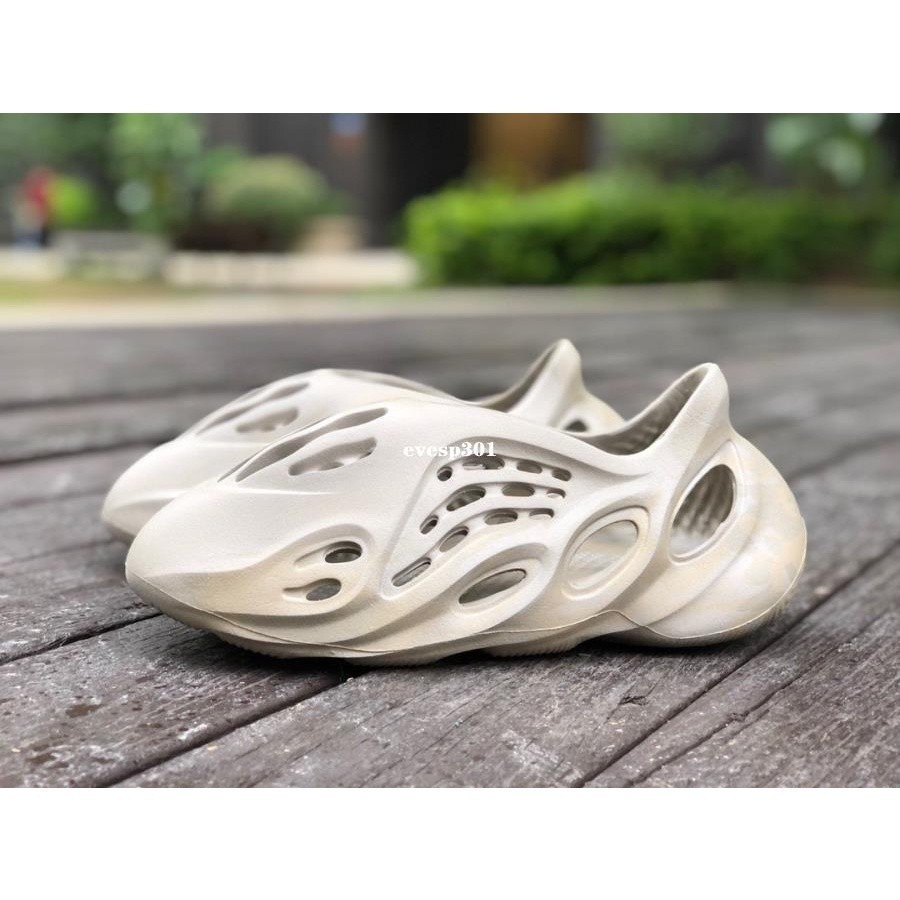 ข้อเสนอพิเศษ Yeezy Foam Running Shoes Stone Color Taupe Unisex GX4472