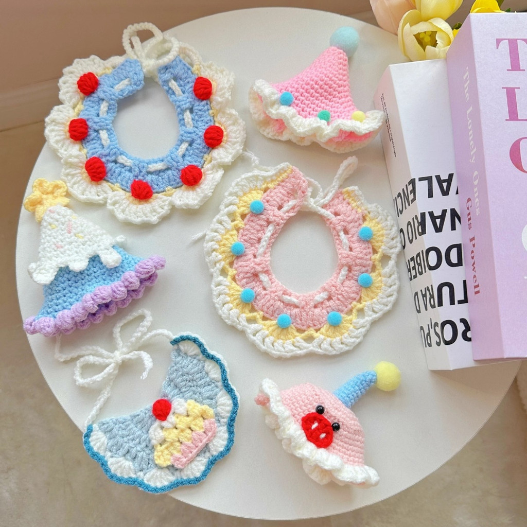 ถักสัตว์เลี้ยงเอี๊ยมแมววันเกิดหมวกน่ารักเทศกาลตุ๊กตาภาพตกแต่งสุนัขขนาดเล็กผ้าพัน