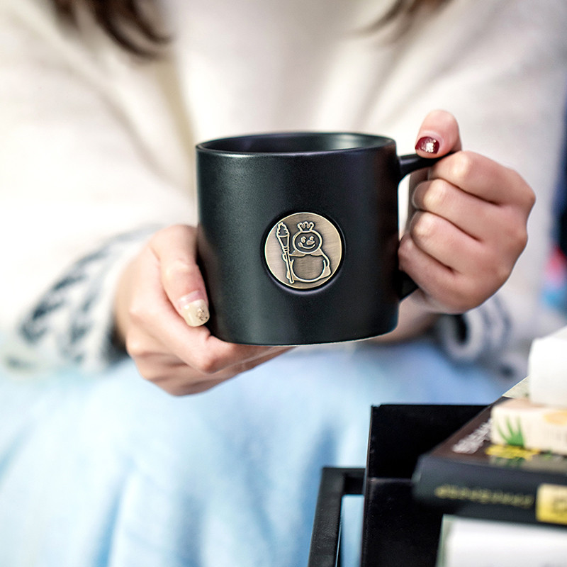 Mixue Ice City Snow King Magic Shop แก้วสีดําทอง 4 ทนทานแฟชั่นของขวัญดูดีส่วนตัวใช้ถ้วย