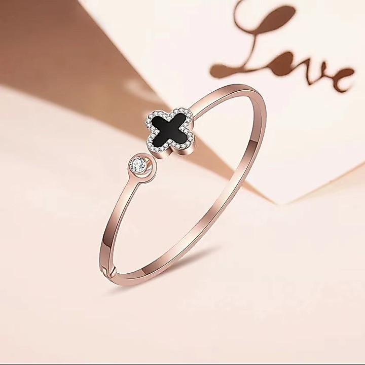 Disney Four-Leaf Clover สร้อยข้อมือ Lucky Four-Leaf Clover ประณีตหรูหราสดสุภาพสตรีสร้อยข้อมือ Niche Design ฤดูใบไม้ผลิฤดูร้อนดอกไม้ภาษาสร้างสรรค์สร้อยข้อมือ