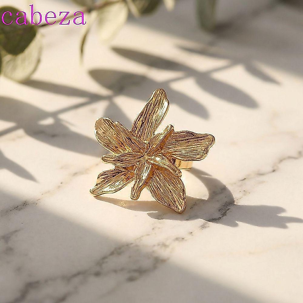 แหวนดีไซน์ดอกไม้ขนาดใหญ่ CABEZA Gold แหวนโลหะผสมที่สามารถปรับได้ สร้างบุคลิกภาพประณีตและทันสมัยด้วยลวดลายเรขาคณิต