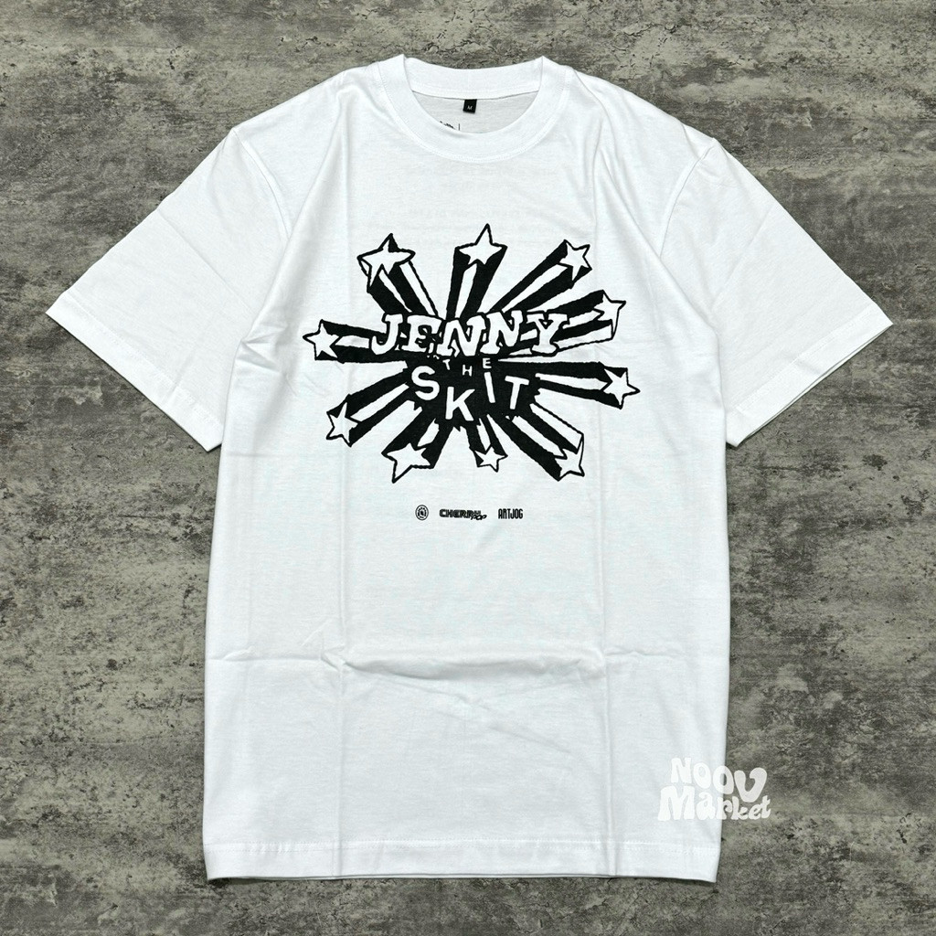 (TOP) Jenny X The Skit - เสื้อยืด Manifesto Jenny Di Asri - สีขาว | สินค้าอย่างเป็นทางการ