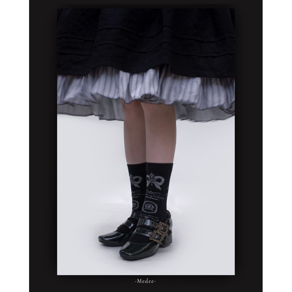 ถุงเท้าดีไซน์ลูกไม้ Retro Lolita จากแบรนด์ Medee