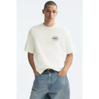 H&M(เอชแอนด์เอ็ม) เสื้อยืดพิมพ์ลายทรงสบาย ผู้ชาย 1344928_1