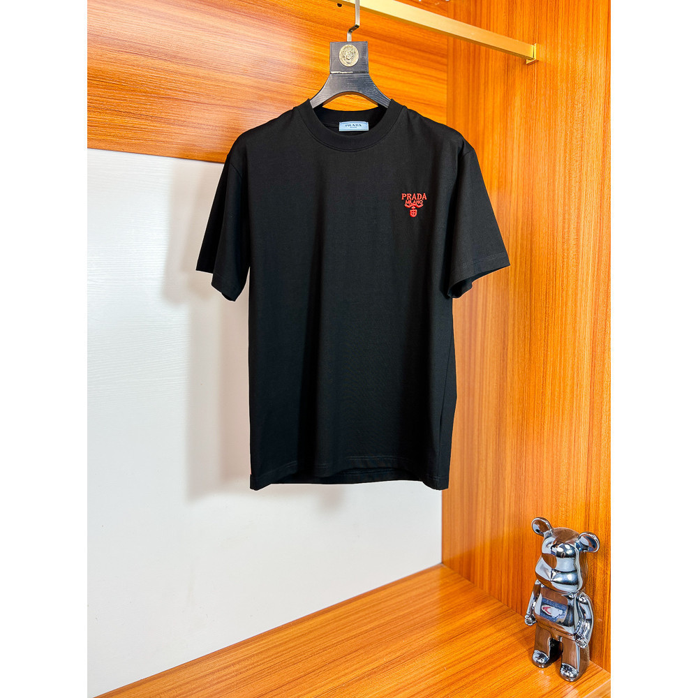Prada/Prada 2026 คลาสสิกรอบคอแขนสั้นเสื้อยืดผู้ชายผู้หญิงสบายๆหนา Impervious กลางแจ้งอินเทรนด์ขายร้อ
