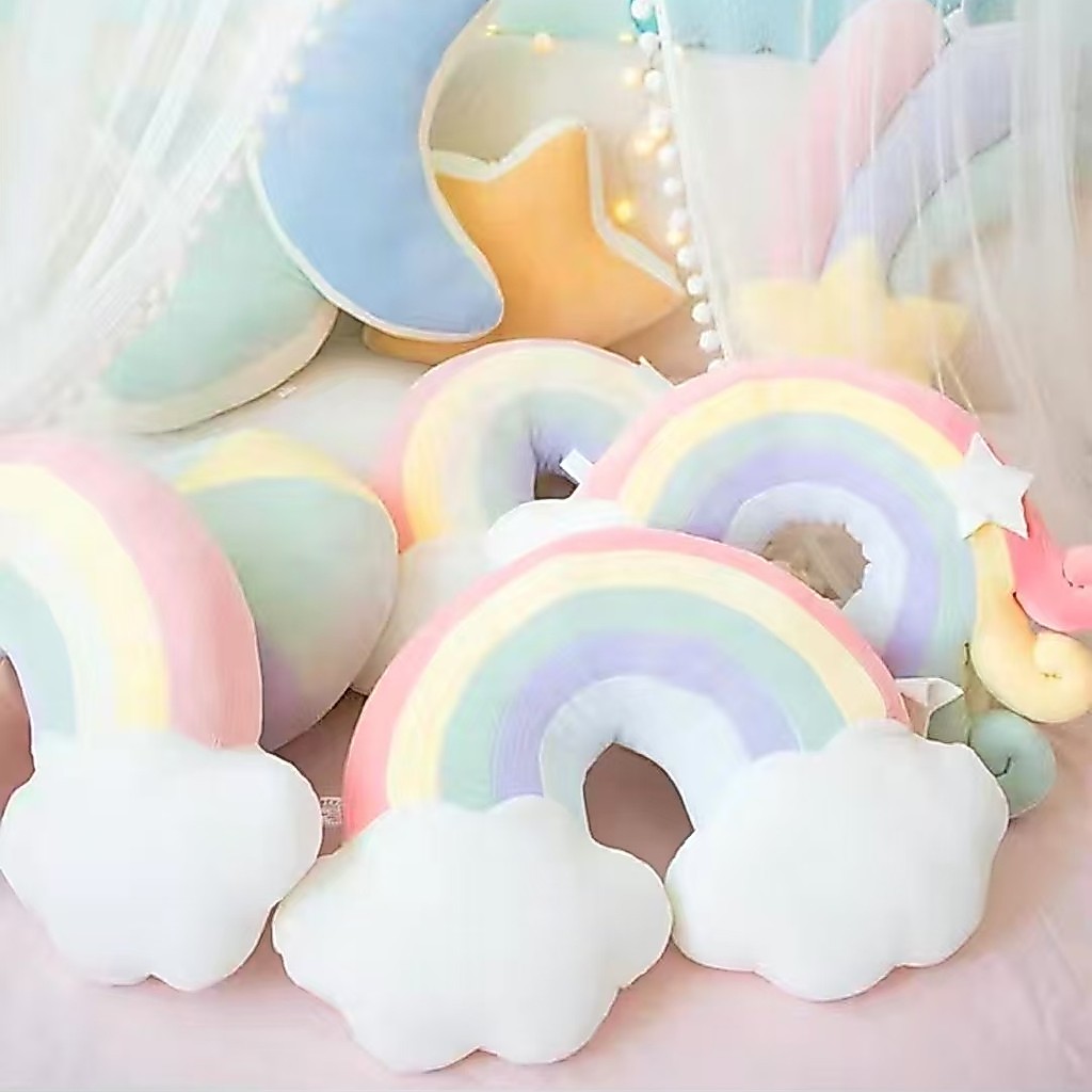 น่ารักสายรุ้งหมอนของเล่นตุ๊กตาสายรุ้งเบาะข้างเตียงอินสไตล์หมอนรองคอเอวสนับสนุนฟรีเทพธิดา/ออนซีซี